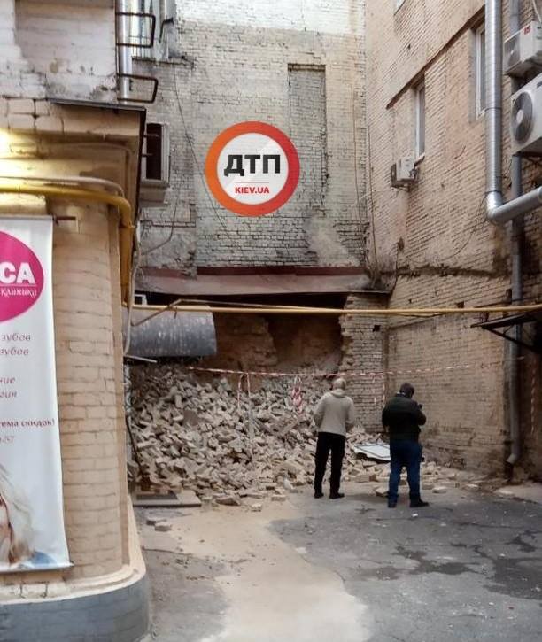 Обрушение стены здания на бульваре Шевченко