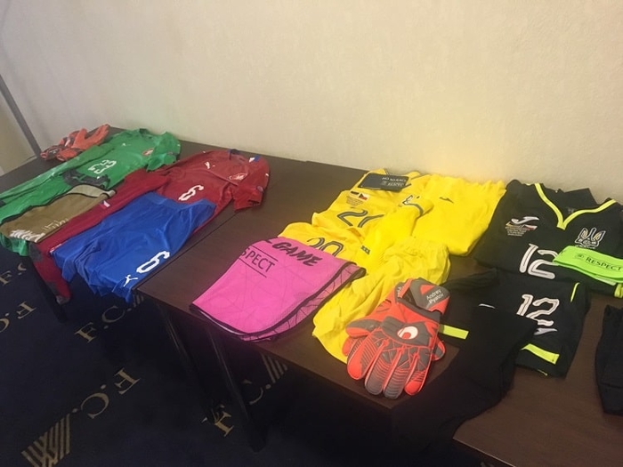 Украинские футболисты наденут форму желтого цвета