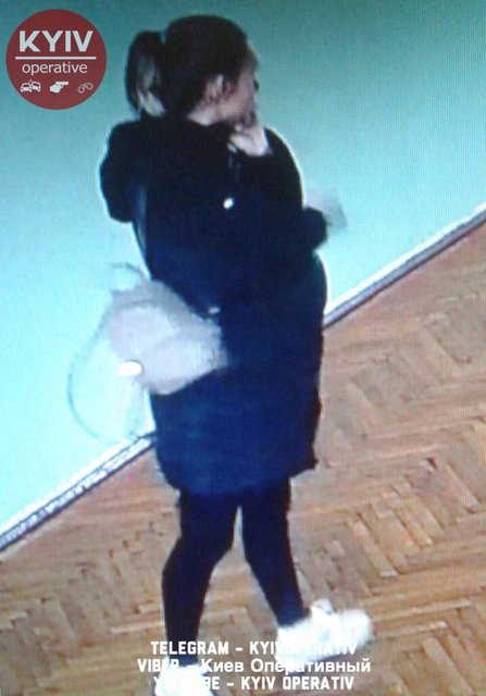 На снимке заметно, что девушка беременна