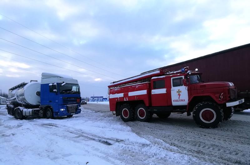 На Полтавщине из-за снегопада на дороге застряли 12 грузовиков