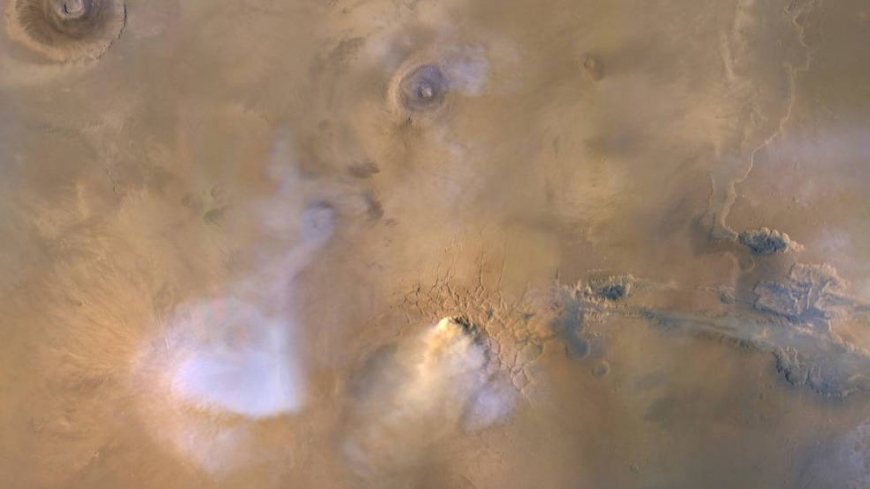 Марс высасывает с планеты воду 