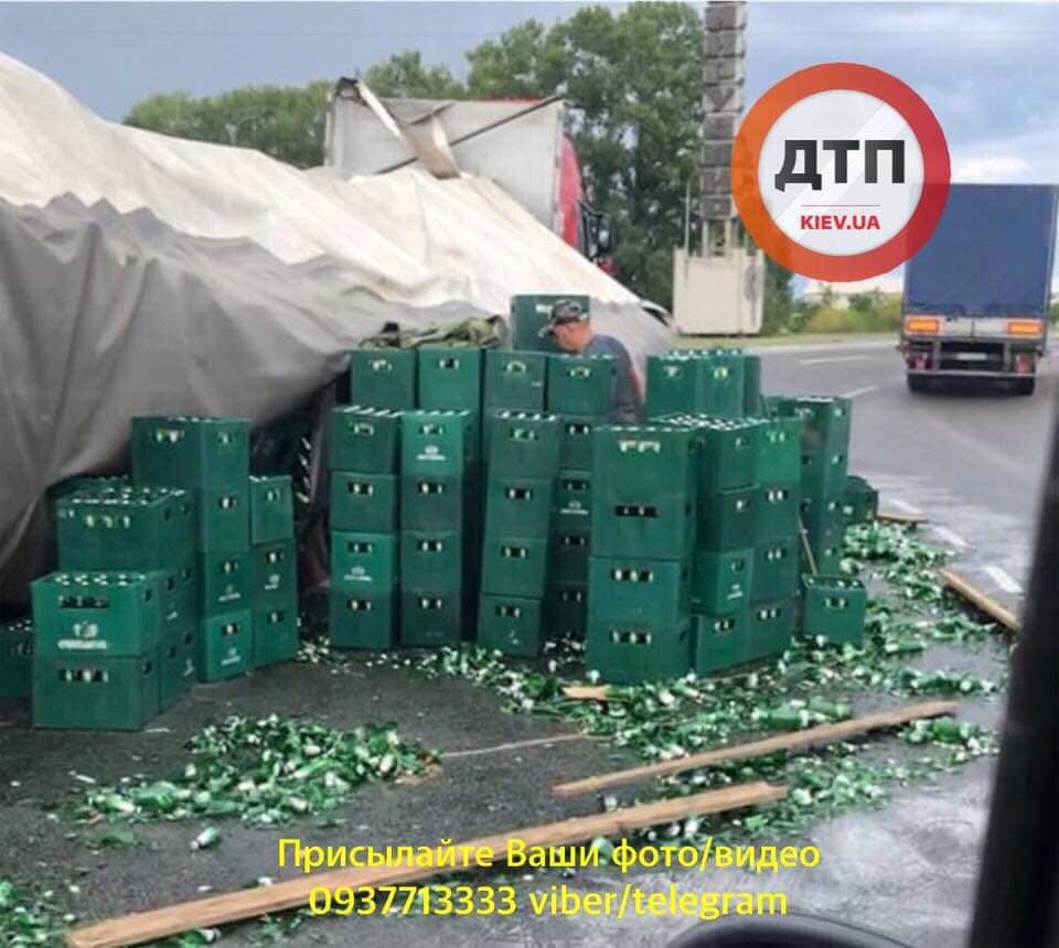 Под Киевом перевернулась фура с пивом