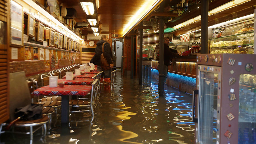 Затопленные магазины в Венеции 