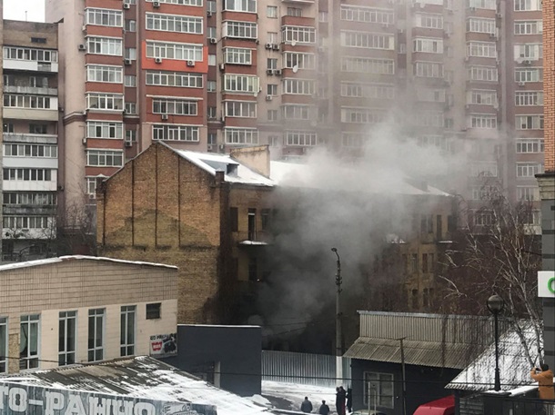 В заброшенном доме жили бездомные-ромы