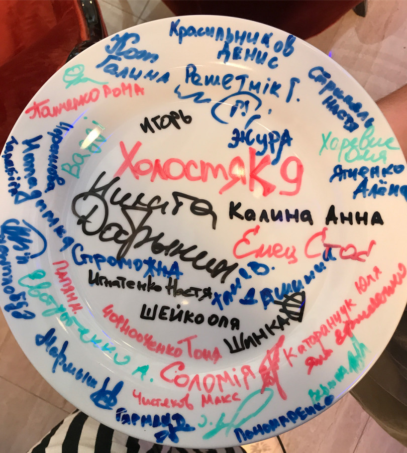 Тарелка, которую разбили в честь начала нового сезона Холостяк-9