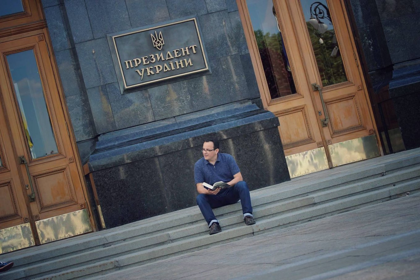 Олег Березюк голодает под Администрацией президента. Фото – Ян Доброносов