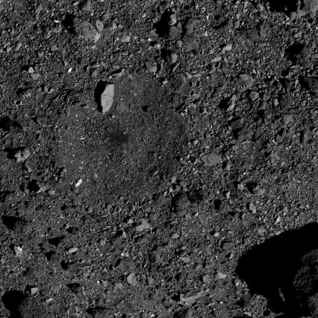 Кратер на поверхности астероида Бенну. Credit: NASA/Goddard/University of Arizona