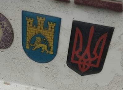 Трезубец был изображен не золотым на синем фоне, а красным на черном