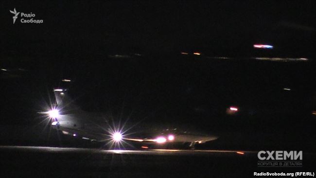 Приватний літак Falcon 7X із Петром Порошенком на борту приземлився у Києві