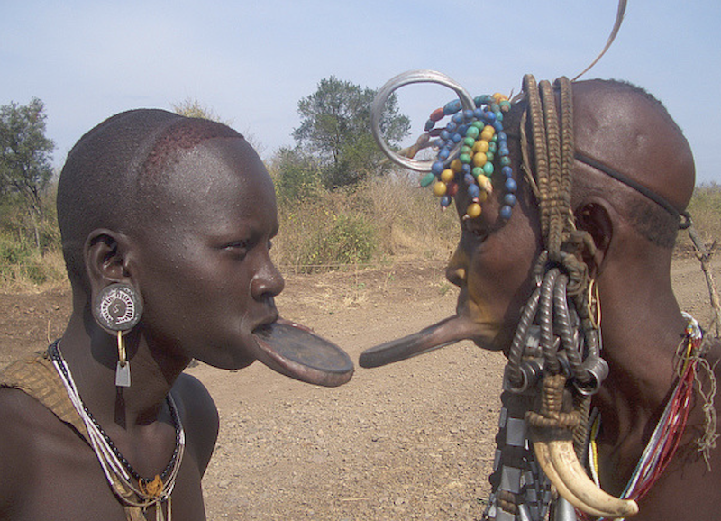 Женщины племени Мурси с тарелками в нижней губе (Эфиопия)