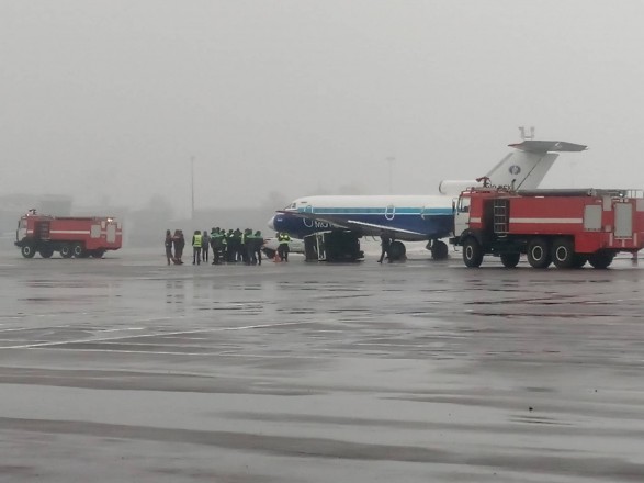 Самолет наехал на автомобиль