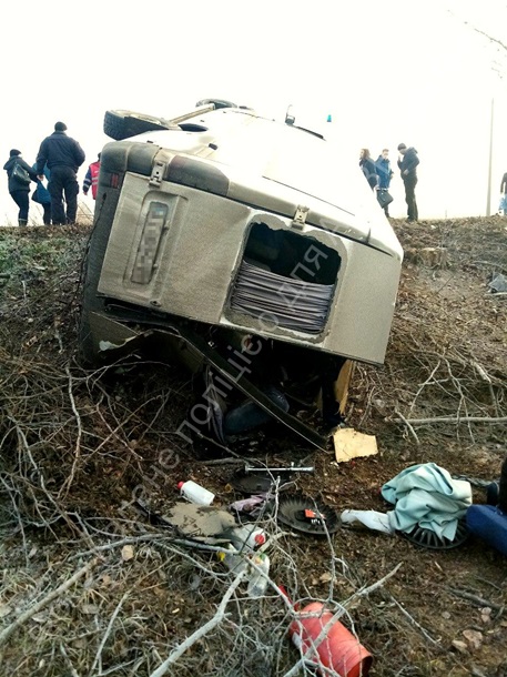 Под Киевом маршрутка вылетела с дороги и перевернулась, есть пострадавшие