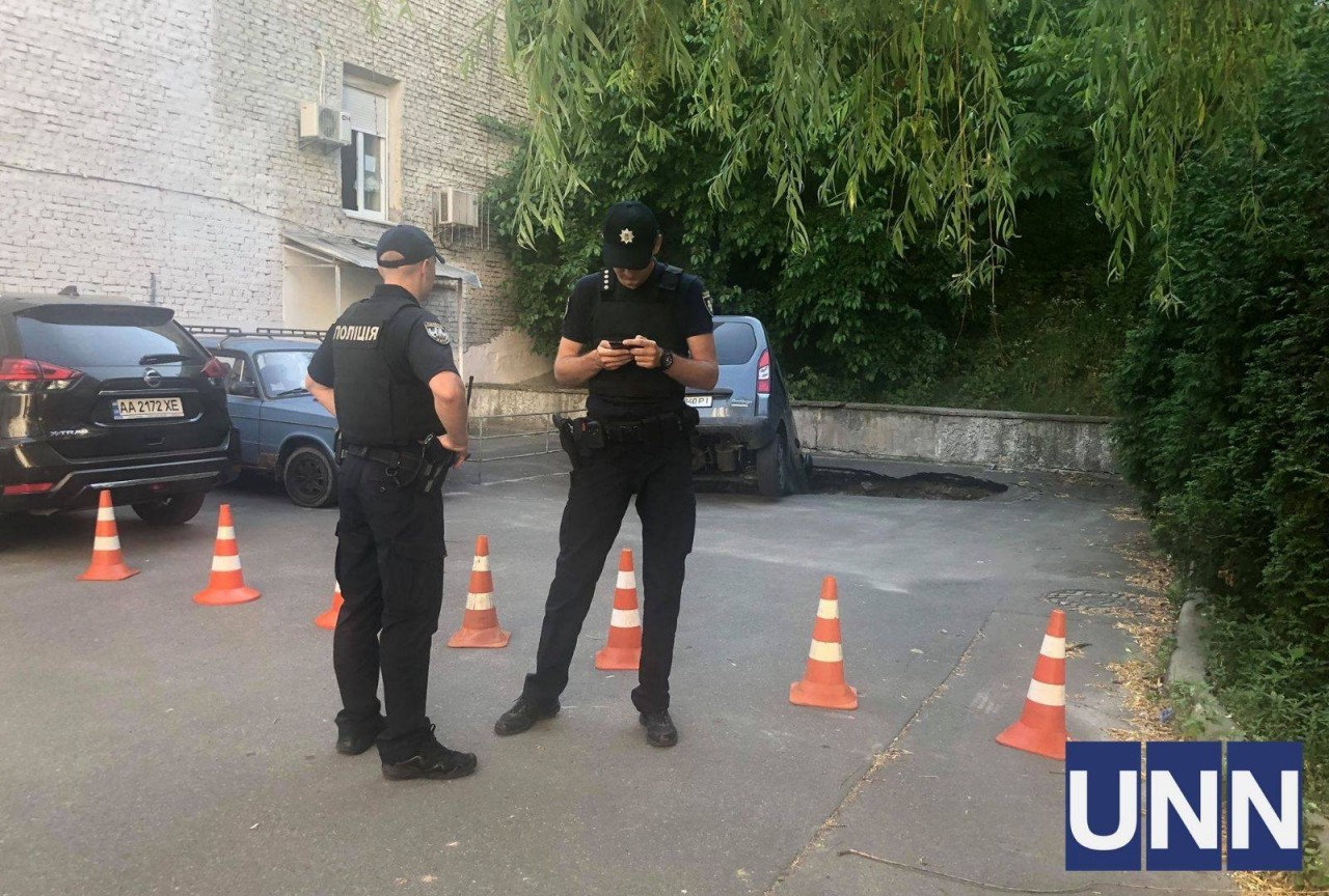 На Крещатике автомобиль провалился под землю