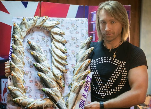 Олег Винник с подарком Фото: instagram.com/olegg.vynnyk