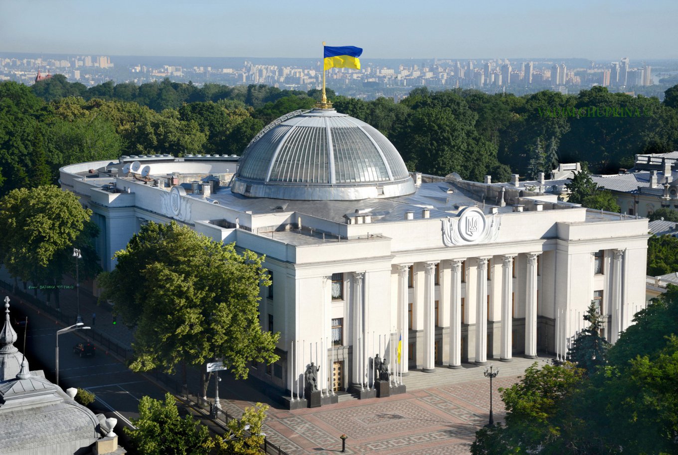 Парламент рассмотрел почти 500 из около 700 правок к президентскому проекту закона о реинтеграции Донбасса