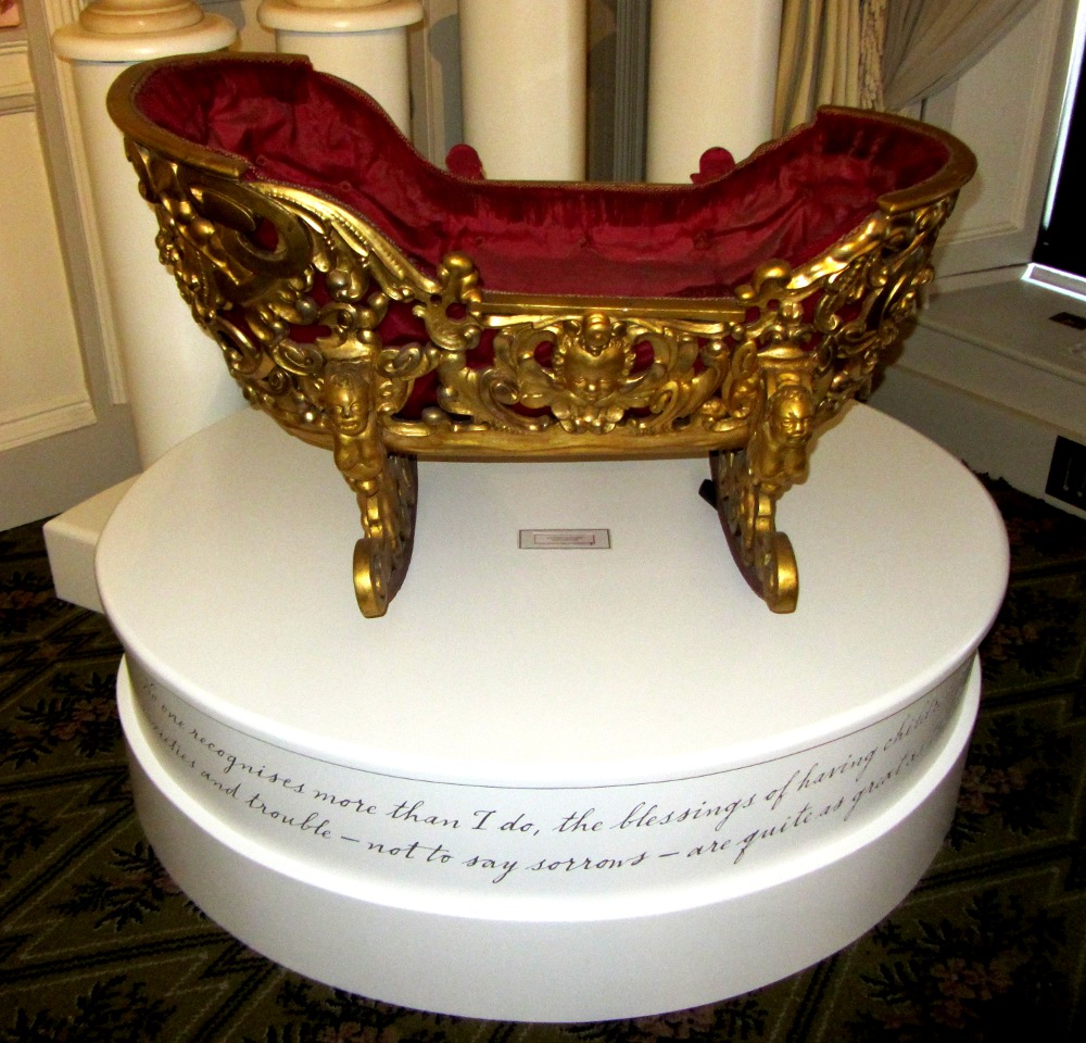 Одна из колыбелей королевы Виктории, украшенная золотом и красным бархатом