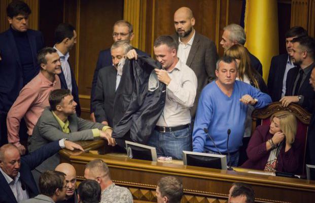 Блокирование президиума парламента во время обсуждения так называемого закона о реинтеграции в первом чтении