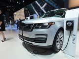 Компания Land Rover представила обновленную версию флагманского длиннобазного внедорожника Range Rover SVAutobiography. Новинка стала самым дорогим автомобилем в истории британской марки - 167 850 фунтов. В распоряжении каждого из пассажиров 10-дюймовый сенсорный дисплей мультимедийного комплекса, точка беспроводного доступа Wi-Fi с поддержкой связи стандарта 4G, а также небольшой холодильник, куда, например, могут поместиться две бутылки вина. Getty