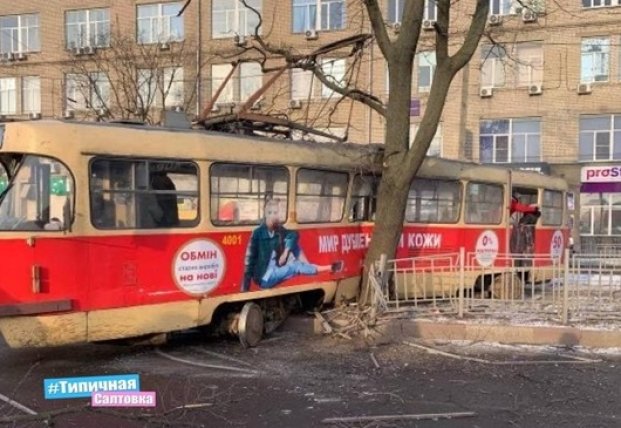Трамвай врезался в машину