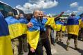 У полоні з 2022 року, є оборонці Маріуполя: звільнені захисники заспівали Гімн України на рідній землі (відео)