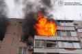 У багатоповерхівці, в яку у Запоріжжі влучив КАБ, намагаються загасити величезну пожежу (відео)