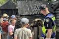 Поліцейські Києва провели екскурсію на кіностудію для вихованців реабілітаційного центру