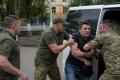 ТЦКшник зламав руку чоловікові та намагався засунути в бус, хоча знав, що той не підлягає мобілізації