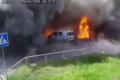 У Запоріжжі БпЛА влучив у маршрутку та зупинку, люди лежать просто на землі: відео прильоту
