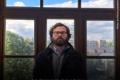 Банкір з Лондона відновлює вікна в українських містах, що постраждали від обстрілів