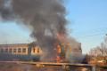 Дрон атакував пасажирський потяг на Сумщині: відео згораючого вагону