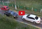 Женщины за рулем: две девушки не смогли разминуться на узкой дороге (Видео)