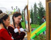 Обыски и штраф за маникюр, джинсы и окрашенные волосы: в Туркменистане ввели жесткие запреты для женщин