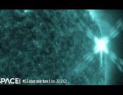 Космический аппарат NASA заснял мощную вспышку на Солнце (видео)