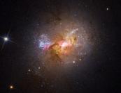 Hubble запечатлел черную дыру, которая создает звезды (видео)