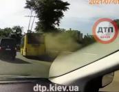 В Киеве у троллейбуса на ходу лопнуло колесо (видео)