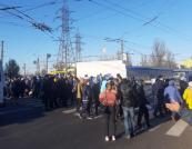 Протестующие против повышения тарифов перекрыли дорогу в Днепре (видео)