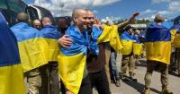 У полоні з 2022 року, є оборонці Маріуполя: звільнені захисники заспівали Гімн України на рідній землі (відео)