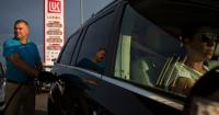 Паливний колапс в РФ набирає обертів: обмеження на продаж бензину ввели вже у Пітері (відео)