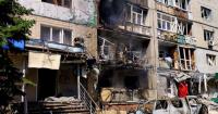 У Павлограді російський дрон протаранив 9-поверхівку, є постраждалі та перша жертва атаки: відео прильоту