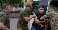 ТЦКшник зламав руку чоловікові та намагався засунути в бус, хоча знав, що той не підлягає мобілізації