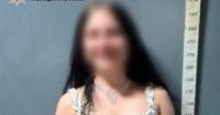 Киянка вибила двері магазину ногами через відмову продати алкоголь: їй повідомили про підозру
