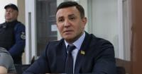 Тищенку обрали запобіжний захід, у відповідь він дістав сало з часником для лобів корупціонерів (відео)