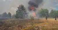 На Київщині другий день гасять масштабну пожежу на стихійному звалищі
