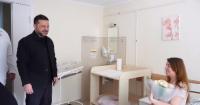 Зеленський приїхав у пологовий будинок в Києві, який атакувала Росія (відео)