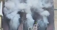 Росіяни влучили у Кривому Розі в багатоповерхівку, виникла величезна пожежа, все в диму (відео)