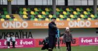 Рятувальник із Києва разом із донькою завдали символічного удару по м'ячу на матчі УПЛ