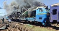 Росіяни нанесли подвійний удар по потягу Київ — Запоріжжя: є влучання, вщент вигорів вагон (відео)