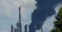 Прямо зараз БпЛА атакують нафтопереробний завод в Уфі, небо аж чорне (відео)