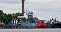 Російський корабель замаскували під будинок для захисту від дронів