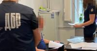 Працівник ТЦК на Закарпатті на ніч прикував чоловіка кайданками до металевої драбини
